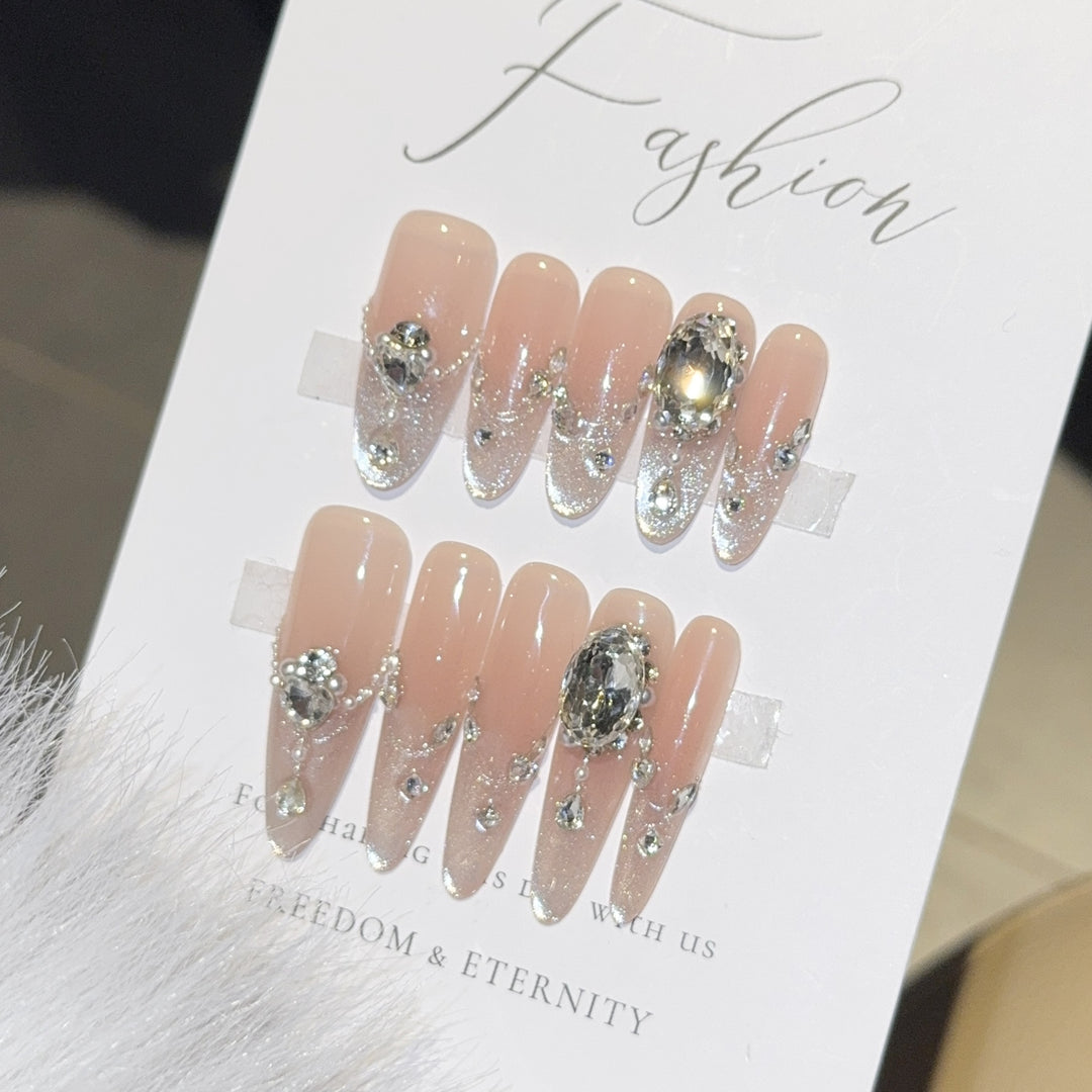 Glamouröse Kunstnagelspitzen mit Strass-Akzenten Karnz