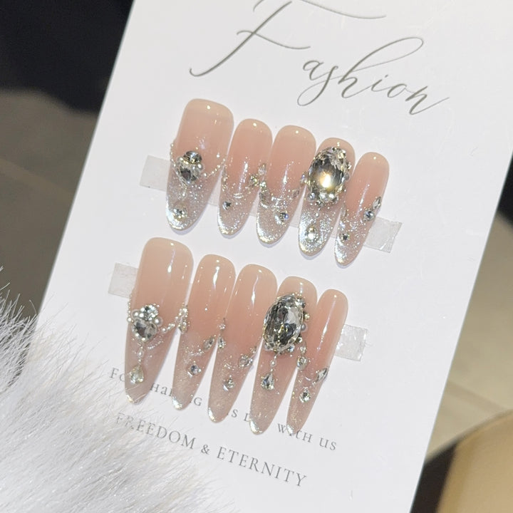 Glamouröse Kunstnagelspitzen mit Strass-Akzenten Karnz