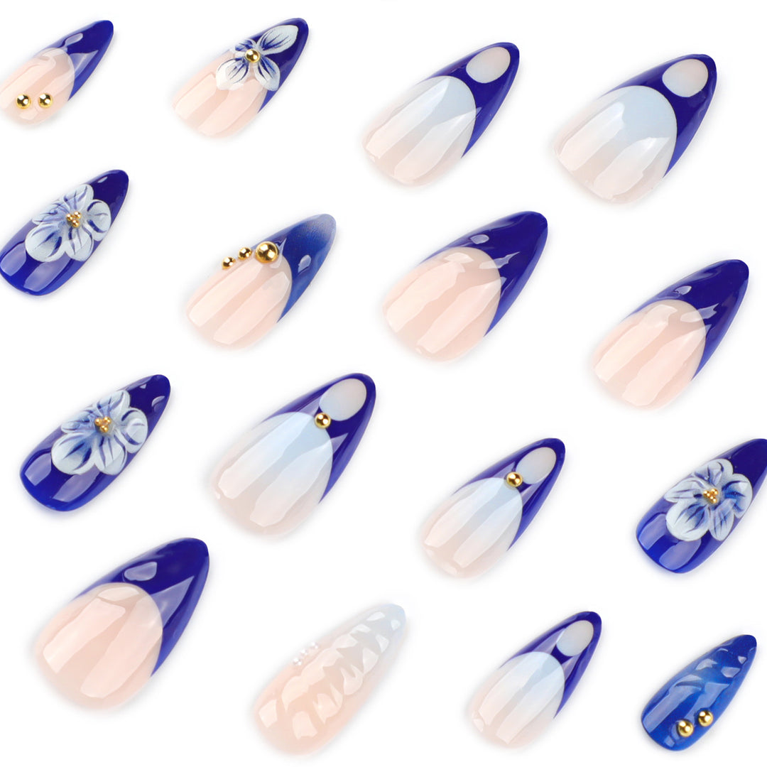 Kunstvolle Nailart mit floralen Akzenten und Glitzerverzierungen Karnz