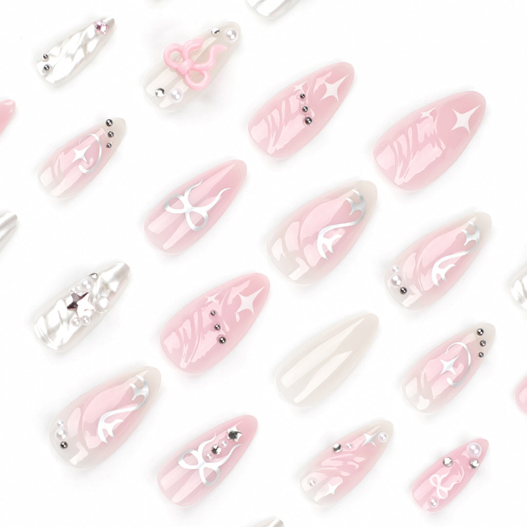 Kunstvolle Stiletto-Nägel im eleganten Design mit kreativen Verzierungen Karnz