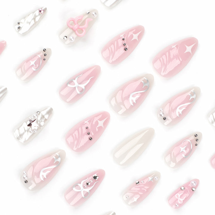 Kunstvolle Stiletto-Nägel im eleganten Design mit kreativen Verzierungen Karnz