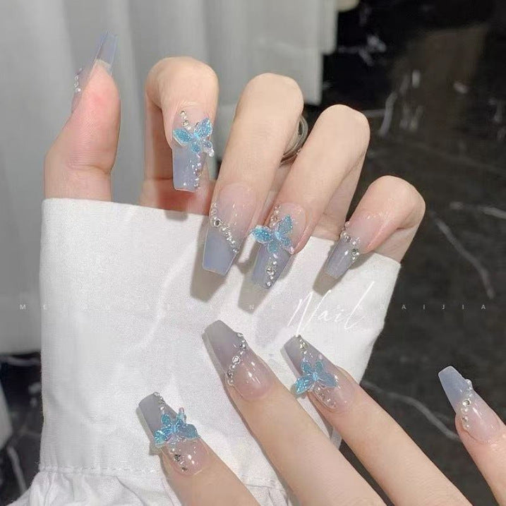 Glamouröse Nagelkunst mit Perlen und Glitzer Karnz
