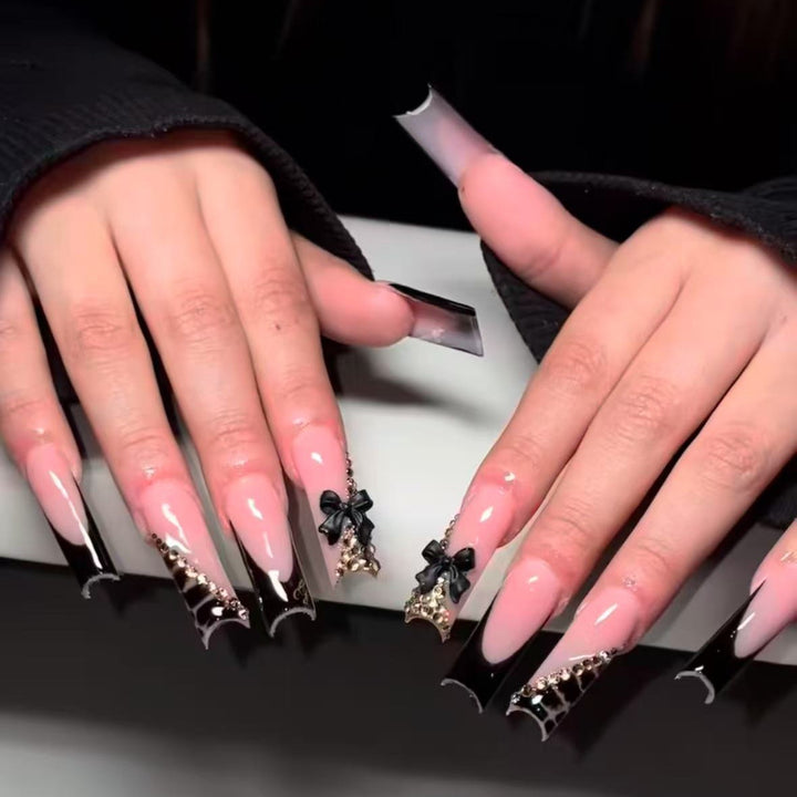 Kunstnagelset mit eleganten Spitzen und glamourösen Akzenten Karnz