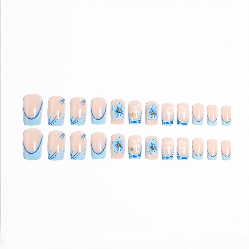 Kunstnagelset mit exquisiten Blüten- und Glitzerakzenten Karnz
