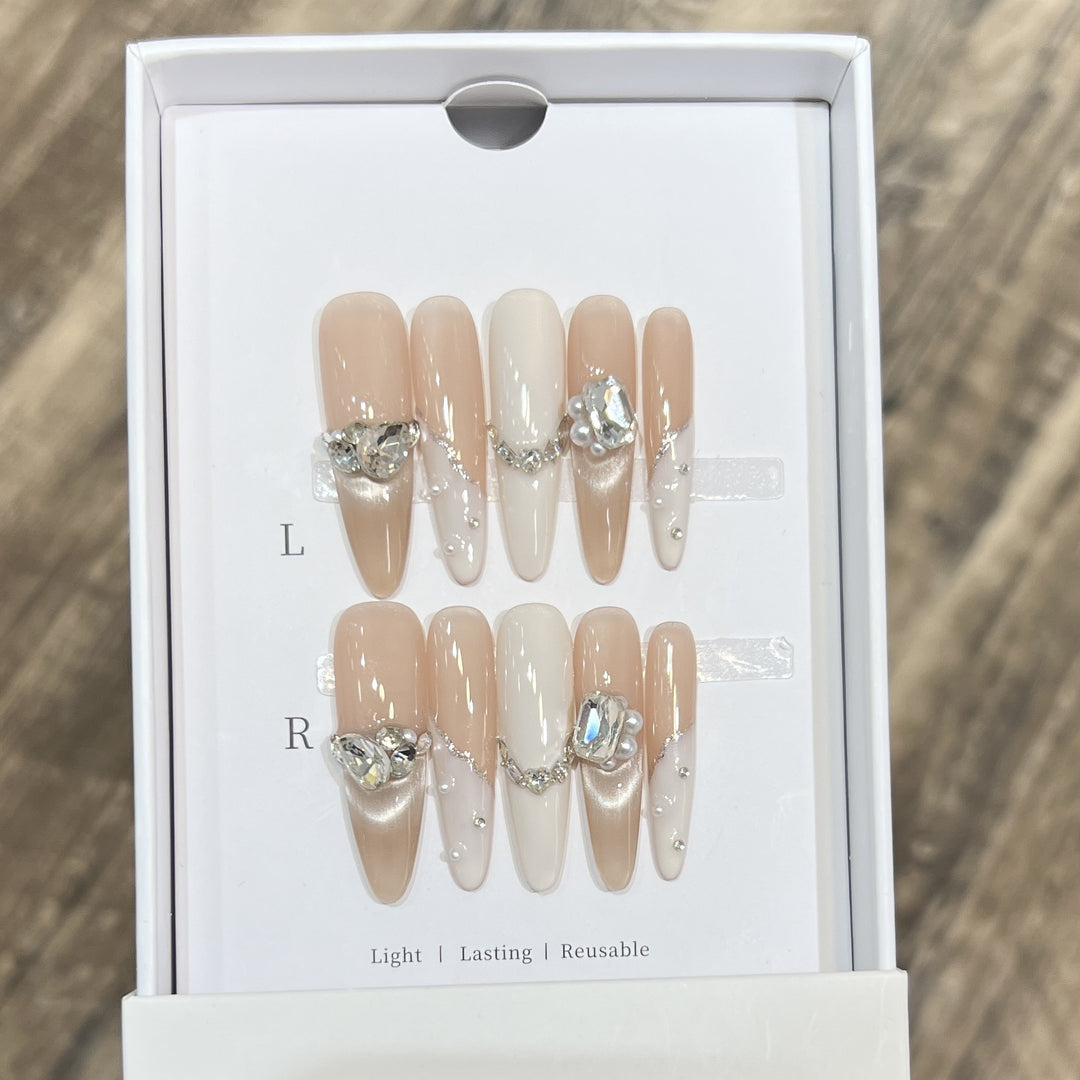 Dekoratives Press-On-Nail-Art-Set mit luxuriösen Edelstein-Accents Karnz