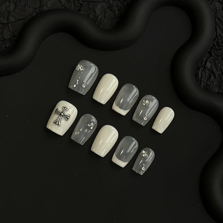 Elegantes Press-On Nagelkunst-Set mit dekorativen Strassakzenten