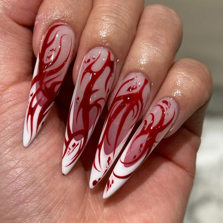 Kreative Stiletto-Nagelkunst mit blutroten Akzenten Karnz