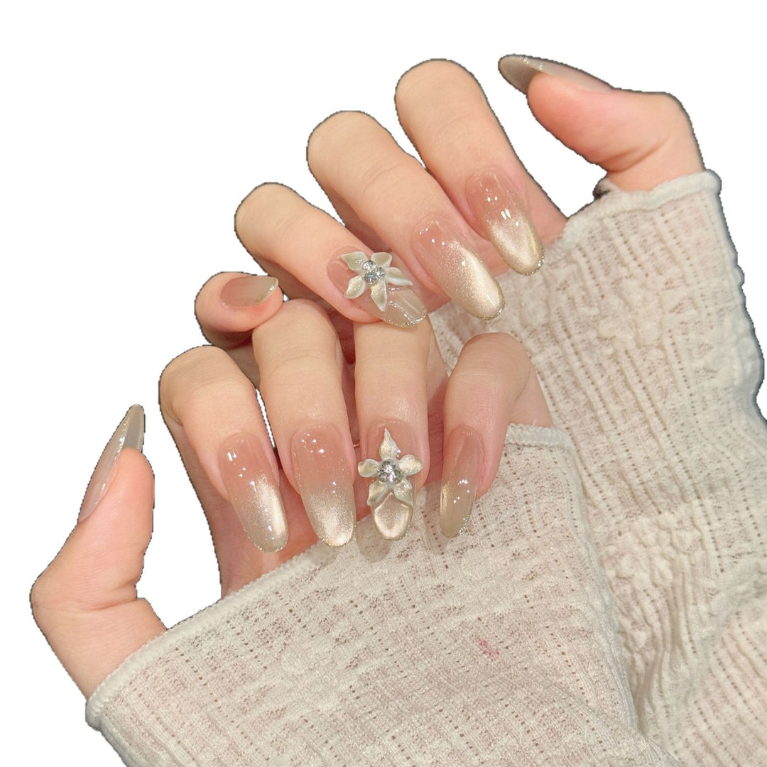 Elegantes Ombre-Nagelkunst-Set mit floralen Akzenten