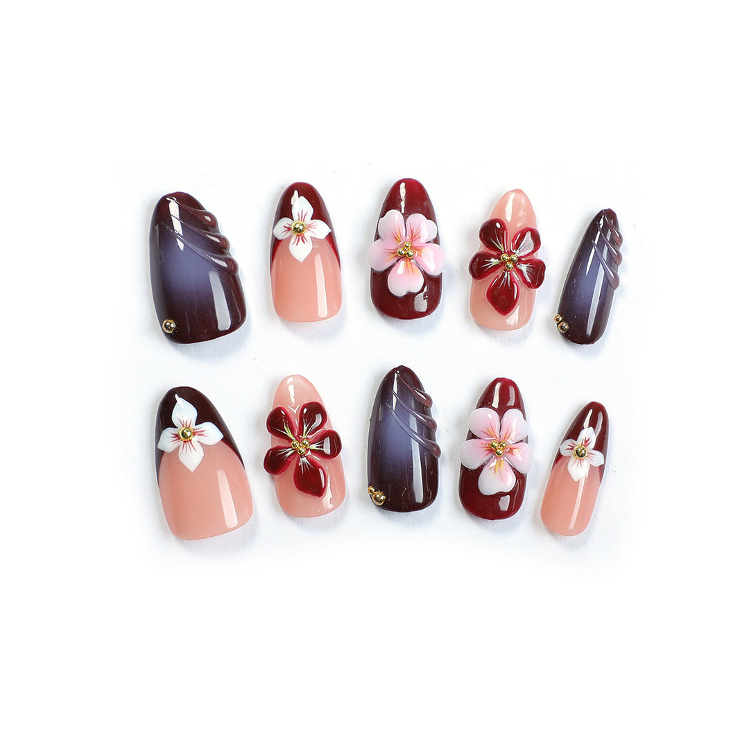 Kunstnagelset mit floralen Akzenten und luxuriösen Verzierungen Karnz