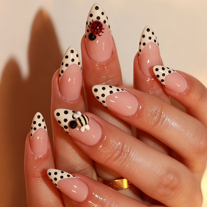 Kunstnägel Set mit verspielten Insektenmotiven und Polka-Dots Karnz