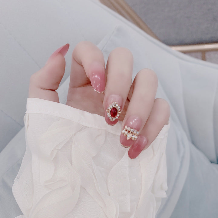 Kunstvolle Nagelverlängerungen mit elegantem Blattmuster Karnz