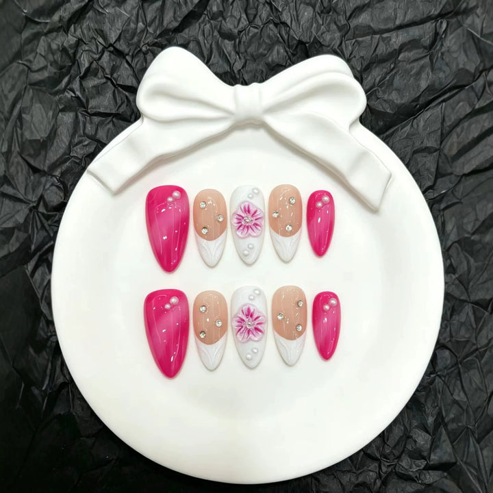 Glamouröser Press-On-Nagelset mit floralen und Juwelenakzenten
