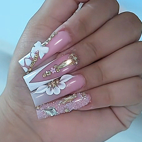 Dekorativer künstlicher Nagelset mit floralen und Juwel-Akzenten Karnz