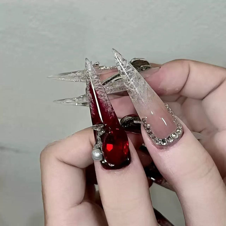 Edelstein-beschmückte Stiletto-Nagelerweiterungen