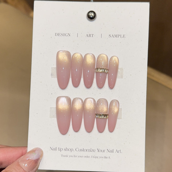 Glamouröse Kunstnägel mit Eleganter Glitzer- und Strass-Applikation Karnz