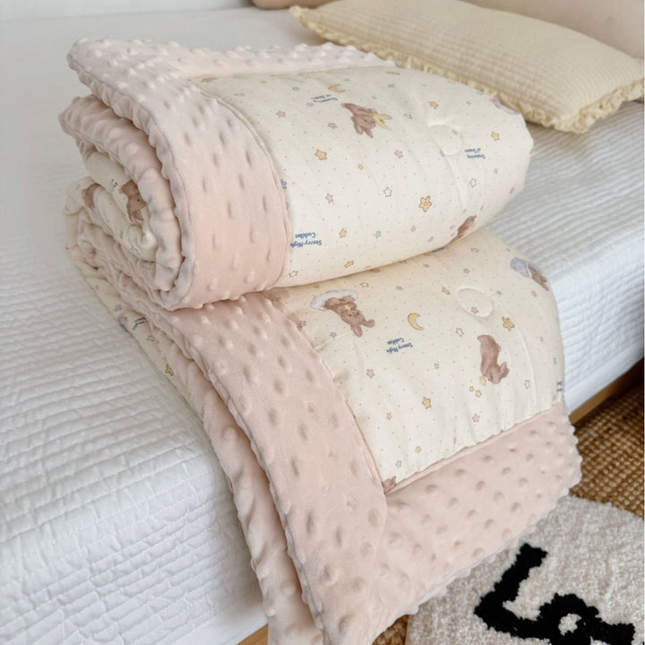 Wendbare Minky Dot Babydecke mit Baumwoll-Teddy-Druck und gestepptem Futter
