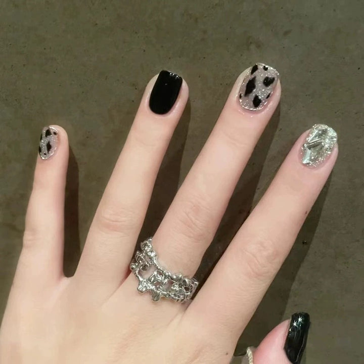 Kreatives Kunstnagelset mit eleganten Tierakzenten Karnz