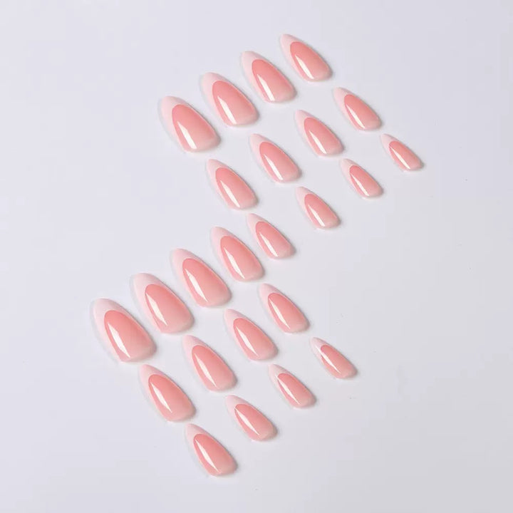 Kunstnagelset mit elegantem französischen Design und Gloss Effekt Karnz
