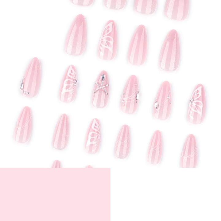 Kunstvolle Nagelverlängerungen mit zarten Blumen- und Glitzerakzenten Karnz