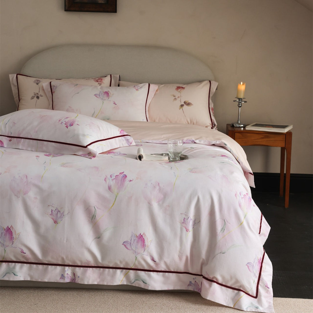 Florales Satin-Duvetbezug-Set mit burgunderfarbiger Biese und umkehrbarem lilafarbenem Rücken