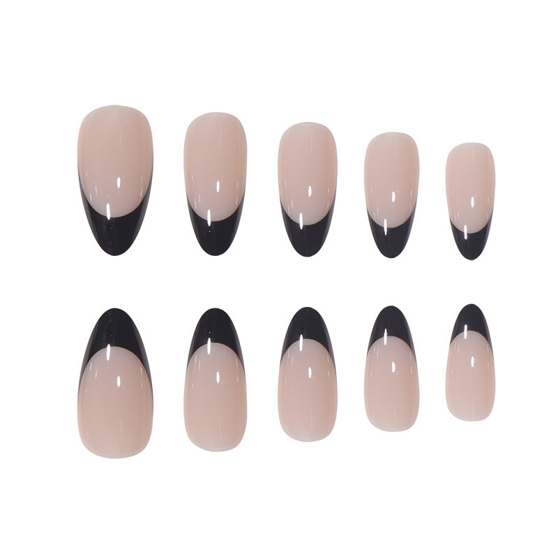 Stylisches French Tip Nagelkunst Karnz