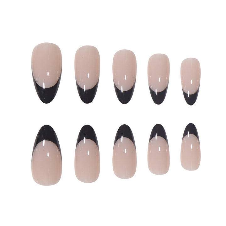 Stylisches French Tip Nagelkunst Karnz