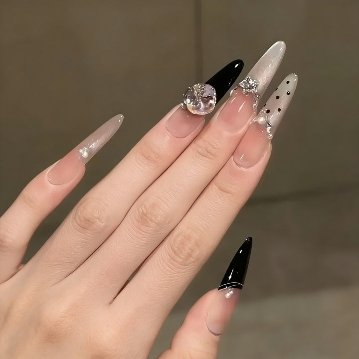 Kunstnagelset mit elegantem Glitzer- und 3D-Applikationen Karnz