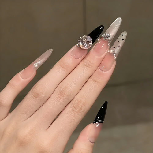 Kunstnagelset mit elegantem Glitzer- und 3D-Applikationen Karnz