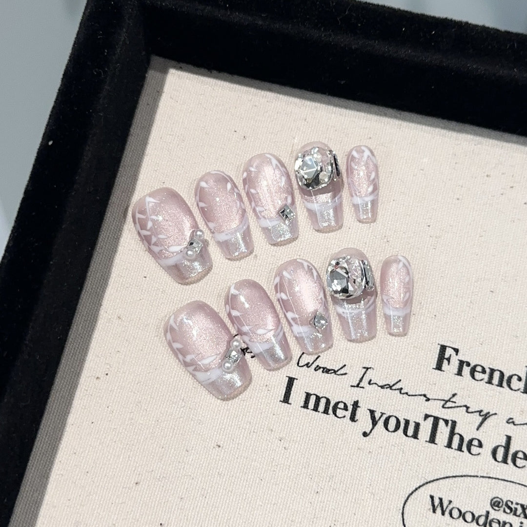 Elegantes Press-On-Nagelkunstset mit Edelsteinakzenten