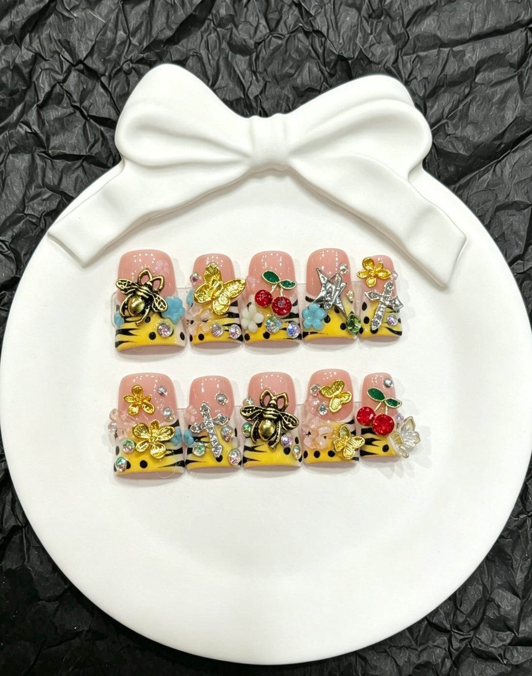 Dekoratives Press-On Nail Art Set mit floralen und Insektenakzenten