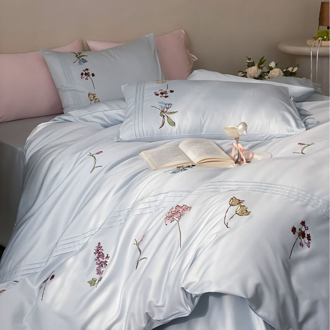 Elegante Bettwäsche-Garnitur mit feiner Blumenstickerei, Volantkissen und Wendefunktion