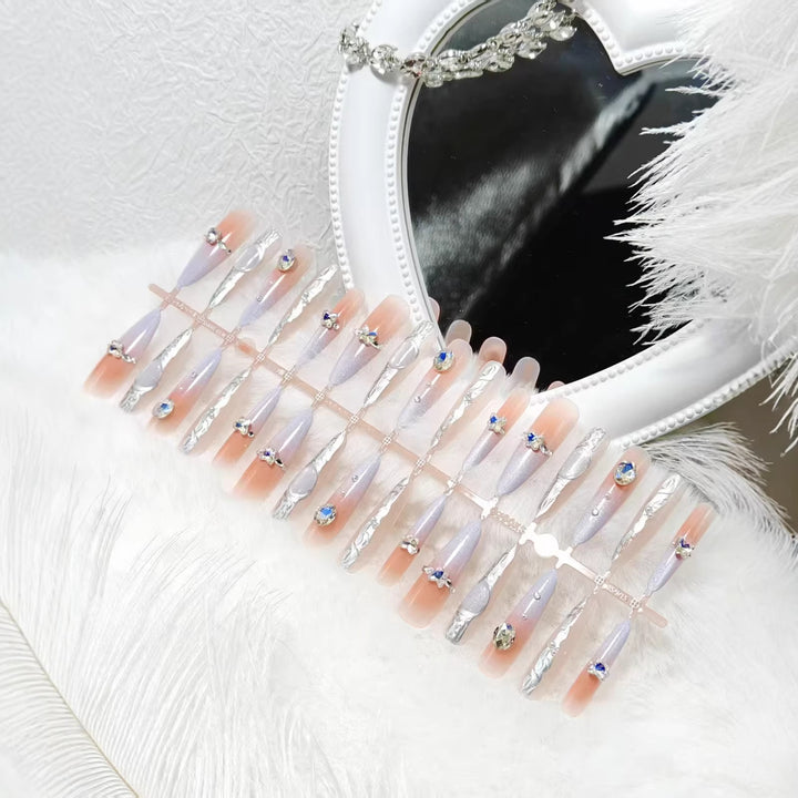 Kunstnägel mit Elegantem Glitzer-Design und Feinen 3D Verzierungen Karnz
