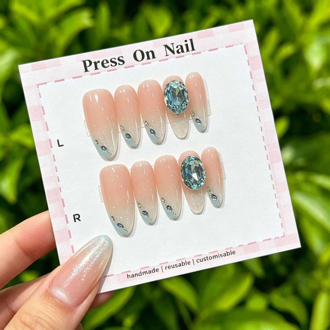 Künstlerisches Press-On Nagelset mit floralen und gemusterten Designs