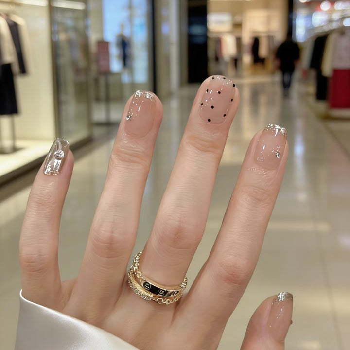 Elegantes Press-On-Nail-Art-Set mit Glitter und schicken Mustern