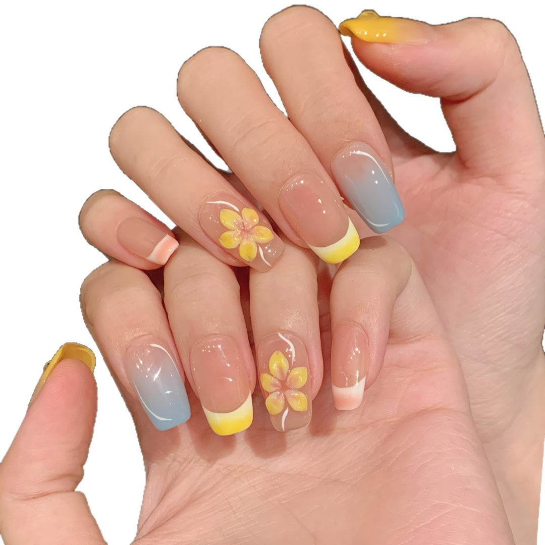 Künstlerisches Press-On-Nagelset mit floralen Designs und Ombre-Akzenten