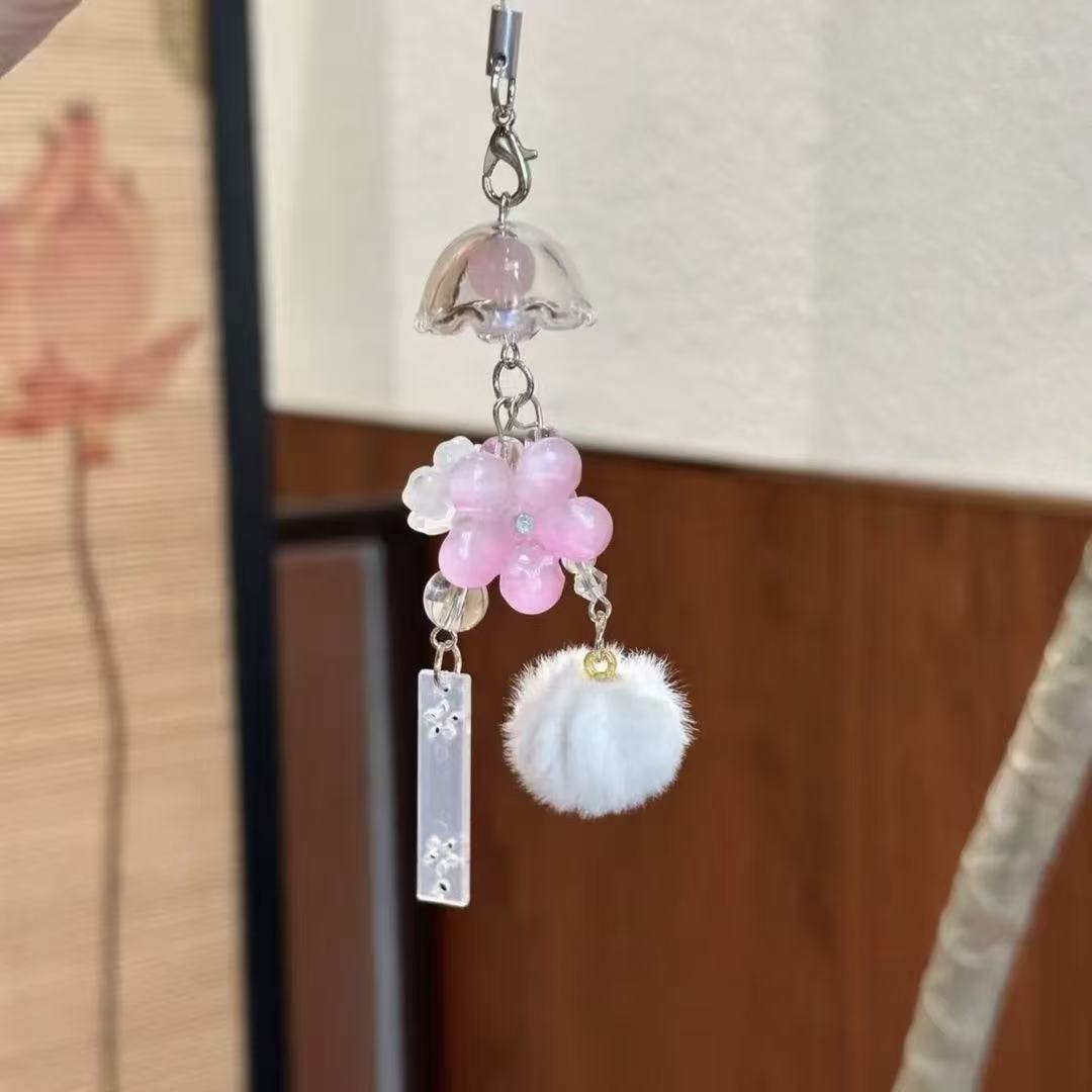 Dekorativer Blumen- und Pom Pom Charm Schlüsselanhänger Karnz