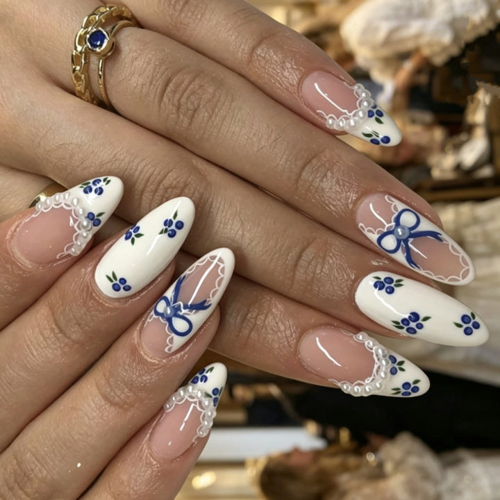 Kunstnägel Im Romantischen Blumen-Design Karnz
