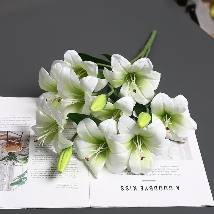 Realistischer lebensnaher Lilienblumenstrauß