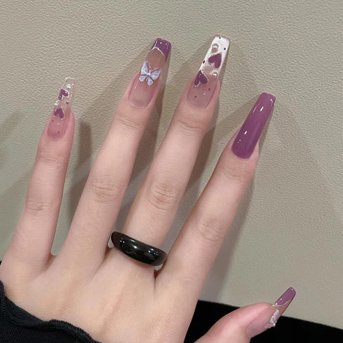 Künstlerisches Press-On-Nail-Design mit Schmetterlingsakzenten Karnz