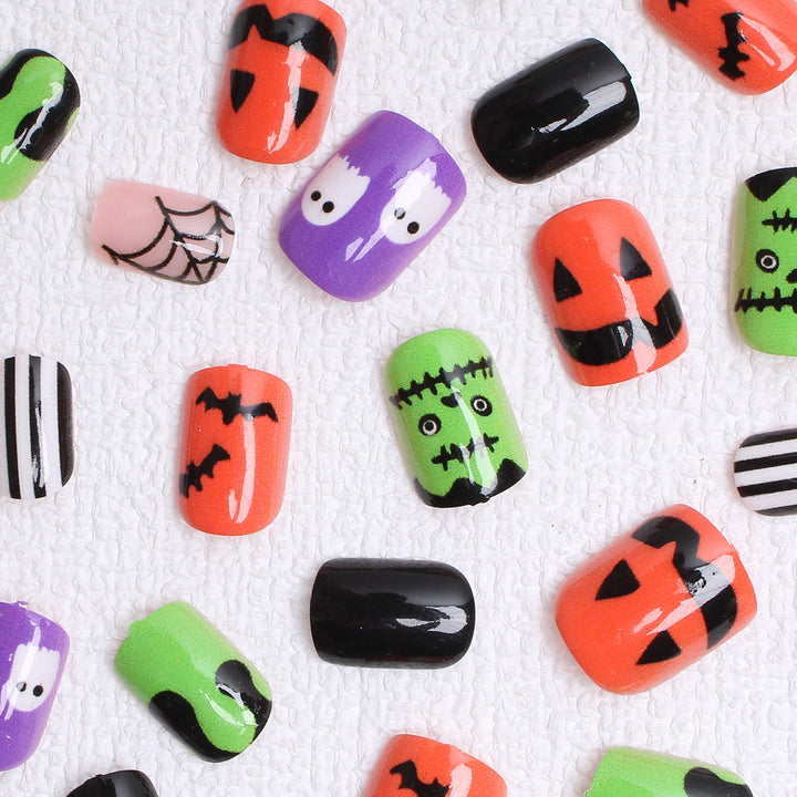 Nagelkunstset mit Halloween-Motiven und kreativen 3D-Akzenten Karnz