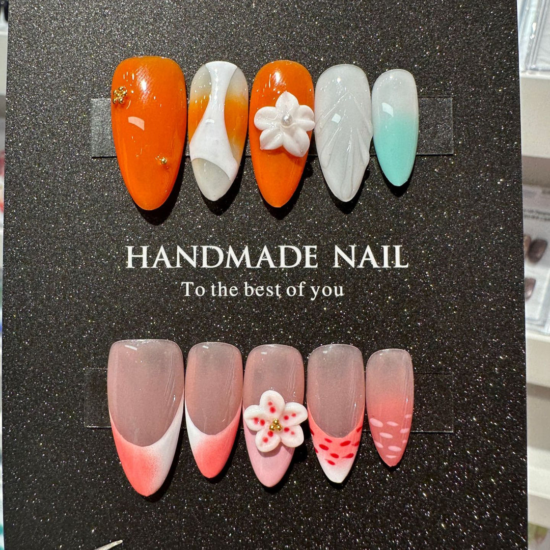 Künstlerisches Press-On Nagelset mit floralen und gradienten Akzenten