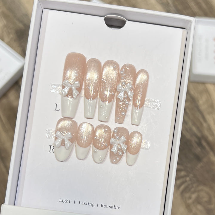 Dekorativer langer Press-On-Nagelset mit Schleife und Perlenakzenten Karnz