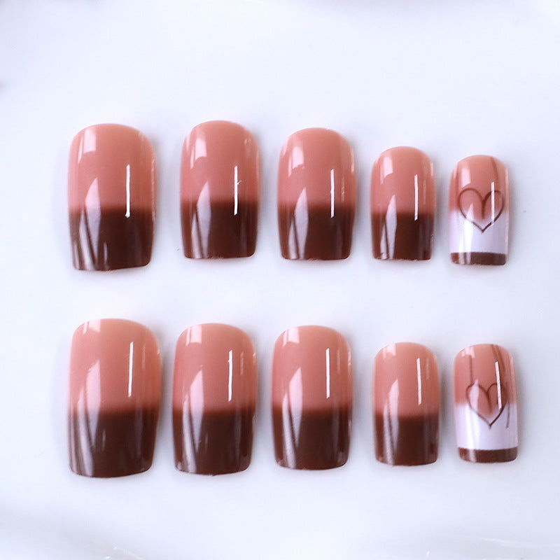 Künstlerisches Herz-verziertes Nageldesign Karnz
