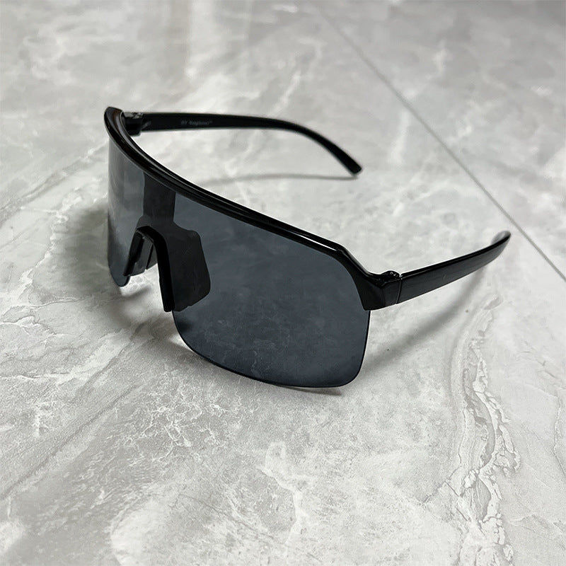 Damen Sportliche Sonnenbrille mit breitem Rahmen und integriertem UV-Schutz Karnz