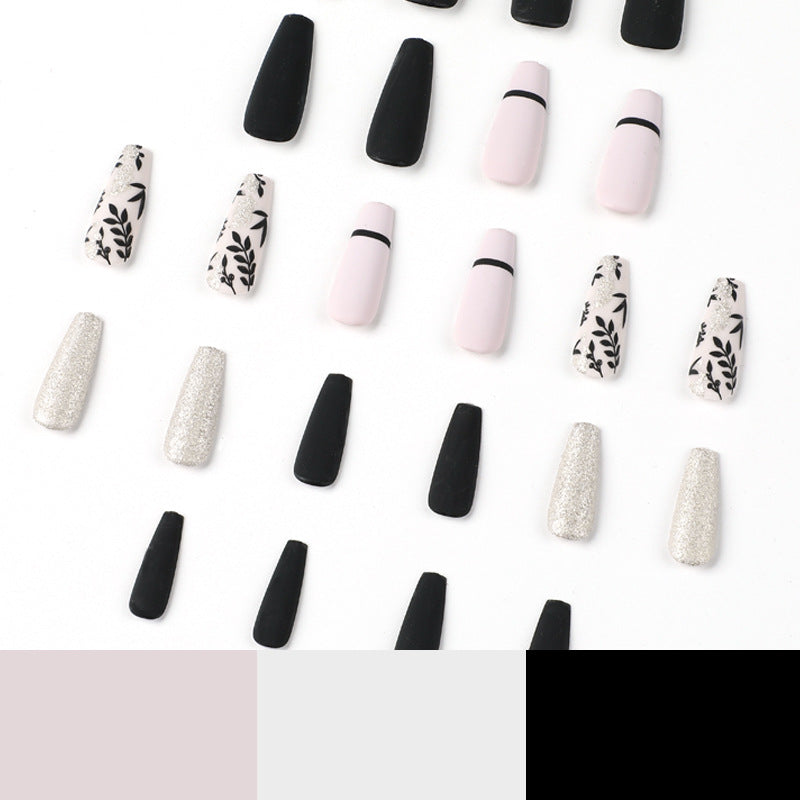 Kunstvolle Nagelverlängerungen mit eleganter Dekoration Karnz