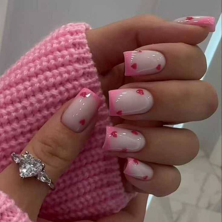 Nail Art Set mit verspielten Herzmotiv und eleganten Akzenten Karnz