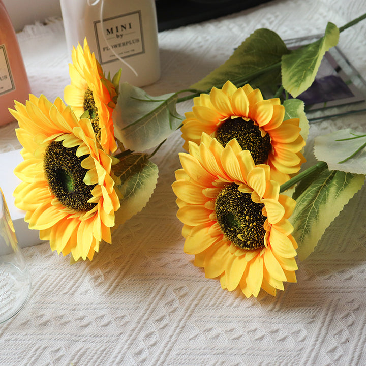 Realistische dekorative Sonnenblumenstängel