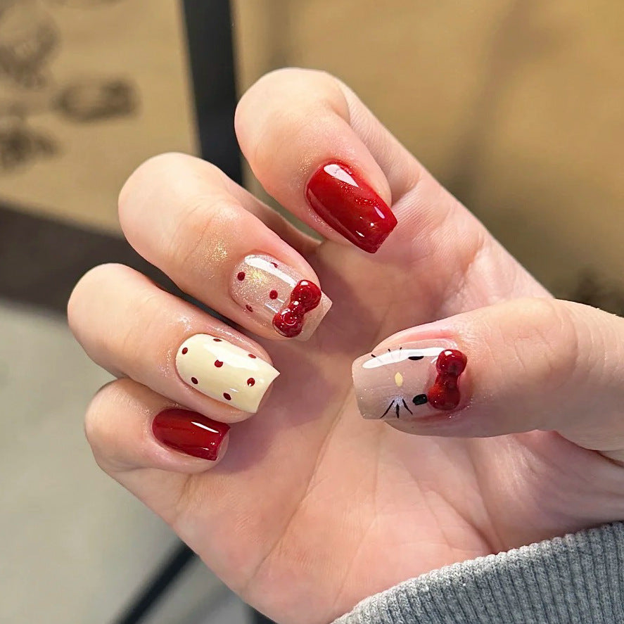 Kunstvolle Nagelkunst mit niedlichen Schleifenmotiven Karnz