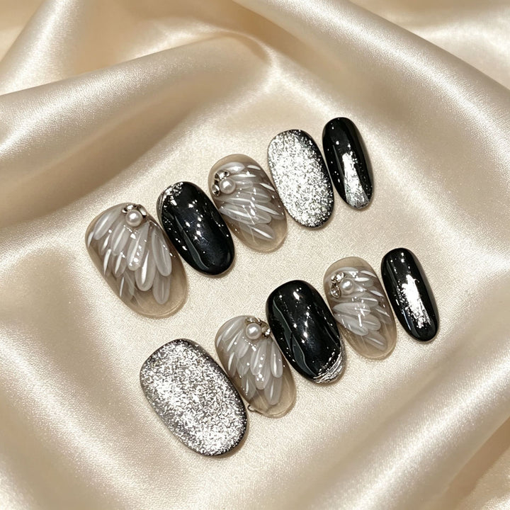 Künstlerisches Press-On-Nagelset mit eleganten Silber- und Schwarzdesigns