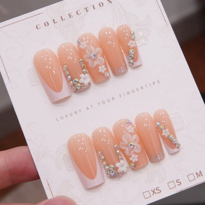 Luxus Press-On Nagelkunst Set mit floralen und Schmuckakzenten